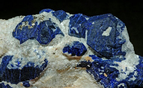 blue sapphire in stone